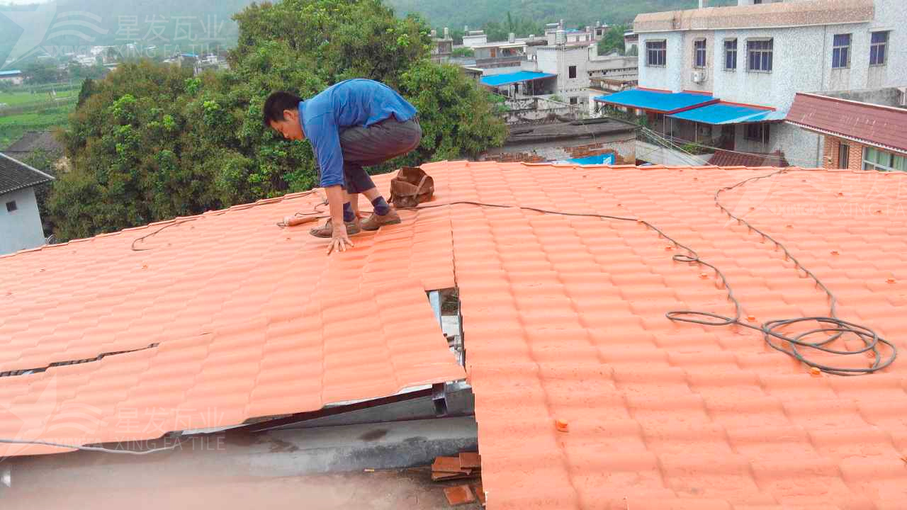 屋頂鋪設(shè)安裝合成樹脂瓦時，牢牢記住這3點，就不怕屋頂出問題！